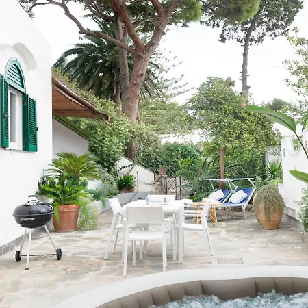 Holiday home Michela, 2br, 2bt, Amazing Patio, Jacuzzi, Newly Renovated Capri