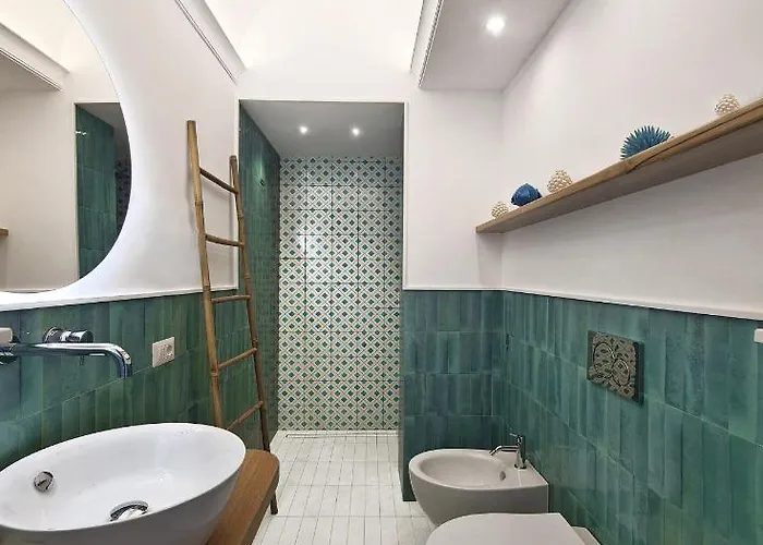 Michela, 2br, 2bt, Patio, Newly Renovated *