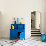 Michela, 2br, 2bt, Patio, Newly Renovated