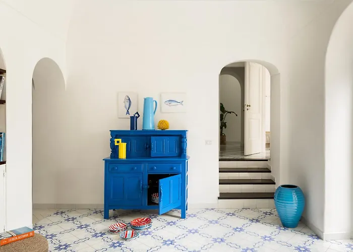 Michela, 2br, 2bt, Patio, Newly Renovated